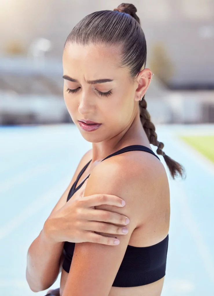 woman athlete hands shoulder pain emergency healt 2022 12 10 02 10 40 utc
